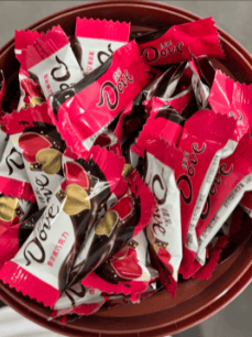 德芙巧克力吃出红色皮筋状异物商家与消费者达成和解获赔千元